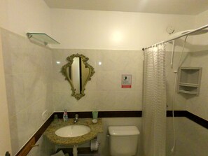 Een douche, handdoeken, zeep, toiletpapier