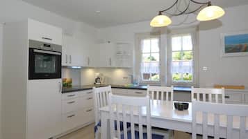 Kühlschrank, Mikrowelle, Ofen, Wasserkocher mit Kaffee-/Teezubehör