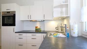 Kühlschrank, Mikrowelle, Ofen, Wasserkocher mit Kaffee-/Teezubehör