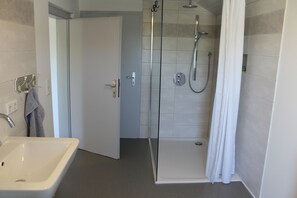 Dusche, Haartrockner, Handtücher, Toilettenpapier