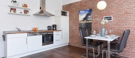 Kühlschrank, Mikrowelle, Ofen, Geschirrspüler