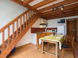 Kühlschrank, Mikrowelle, Ofen, Kochgeschirr/Geschirr/Besteck