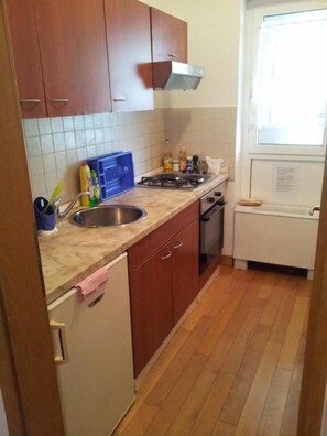 ثلاجة، ميكروويف، فرن، موقد طهي مسطح