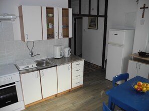 Fridge, stovetop