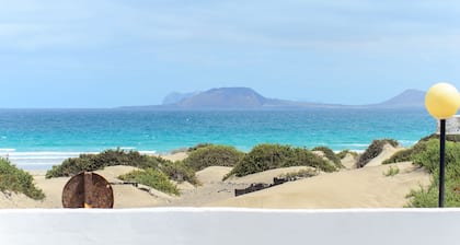 Famara Beach House sur la cÎte avec piscine partagée, vue sur l'océan et la montagne et Wi-Fi