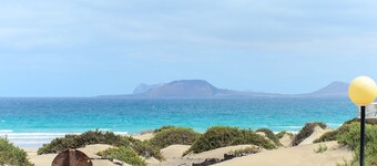 Famara Beach House on the Shore mit Gemeinschaftspool, Meer-/Bergblick und Wi-Fi