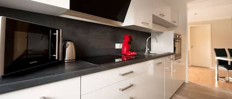 Frigorífico, microondas, horno y placa de cocina