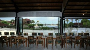 Phục vụ bữa sáng, bữa trưa và bữa tối 