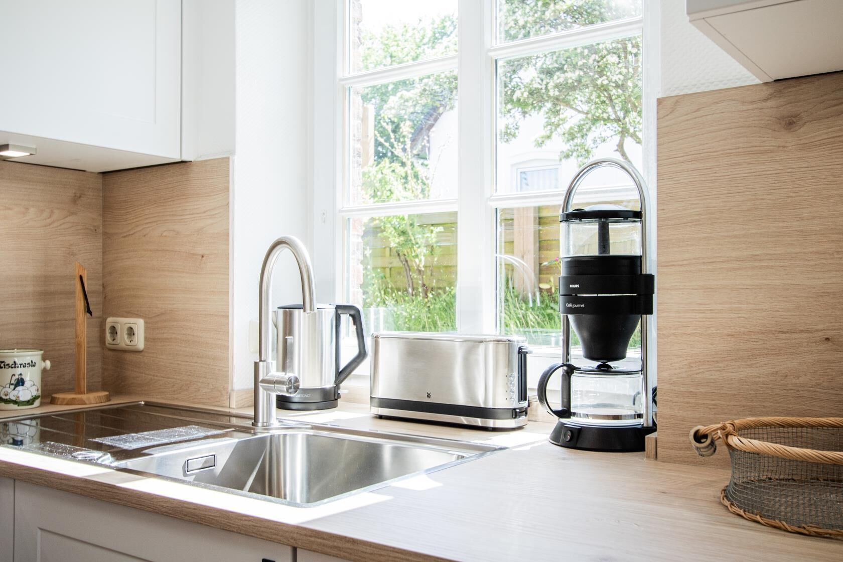 Fridge, microwave, oven, coffee/tea maker