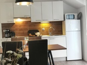 Refrigerador, microondas, horno, tostadora