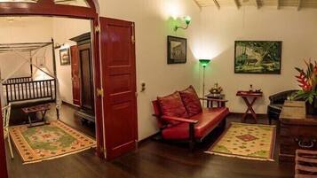 Deluxe Studio Suite | Minibar, in-room safe, individually decorated, individually furnished