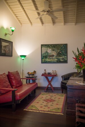 Minibar, in-room safe, individually decorated, individually furnished - Royal Bar & Hotel (Kandy)