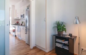 ثلاجة، موقد طهي مسطح، غسالة أطباق، ماكينة لصنع القهوة/الشاي