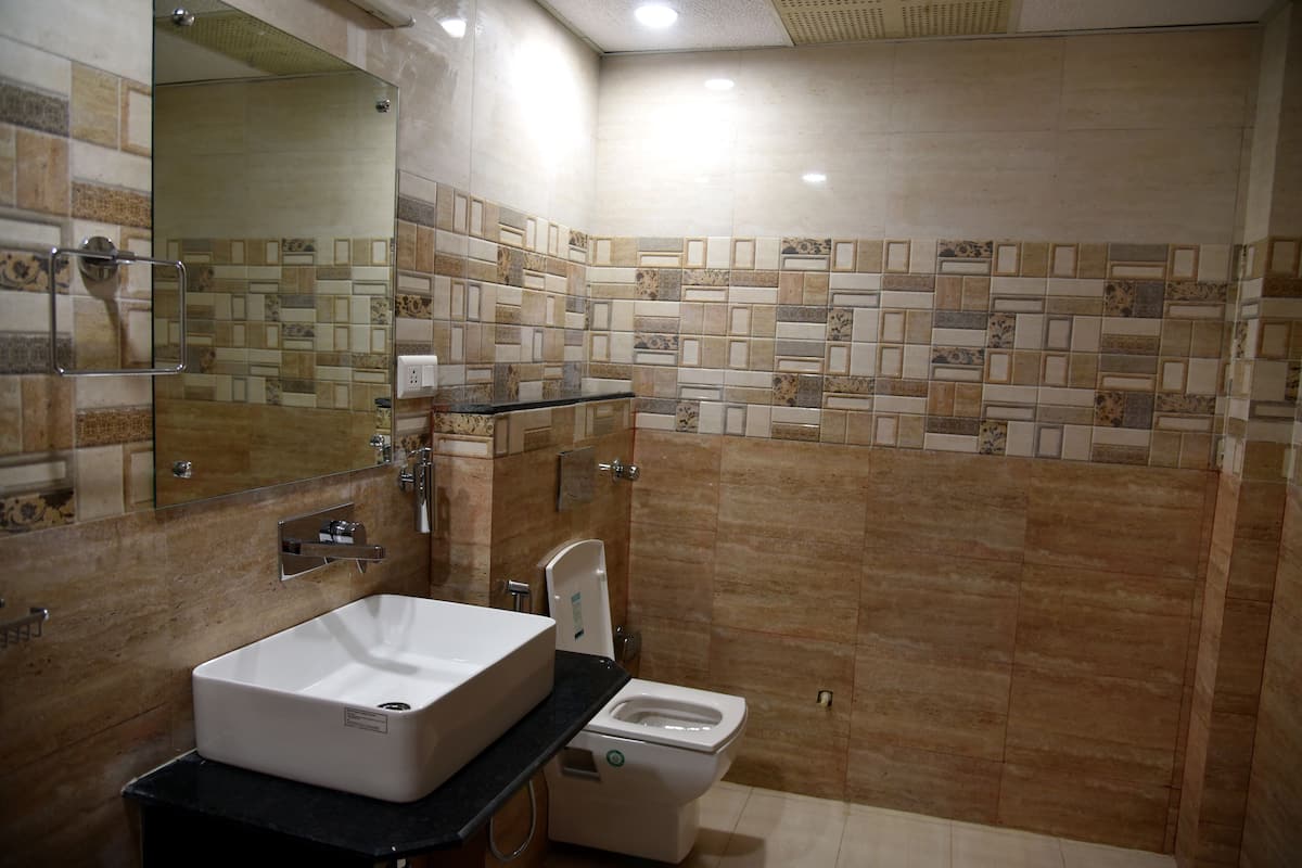 Shower, rainfall showerhead, free toiletries, hair dryer