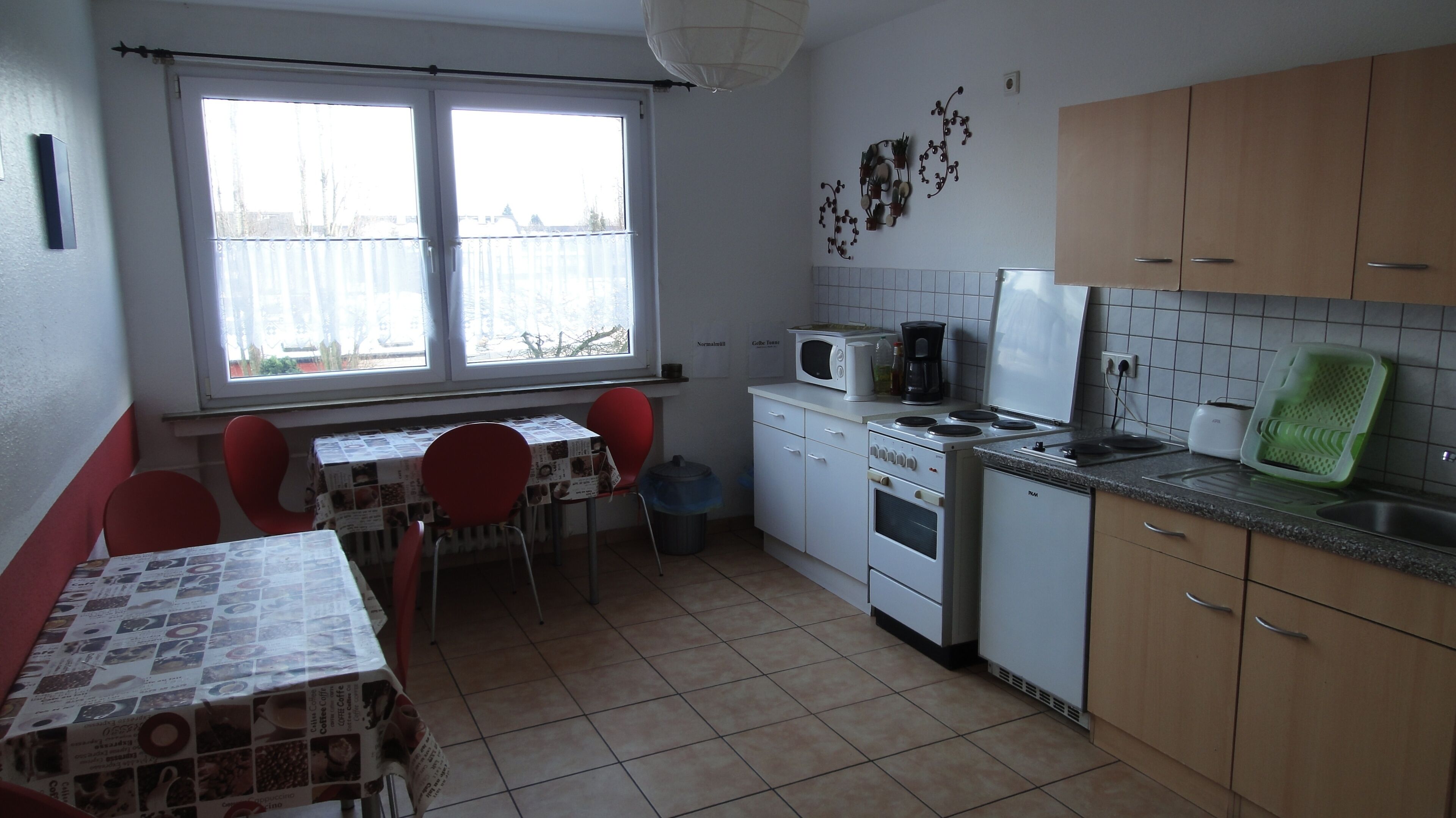 Kühlschrank, Mikrowelle, Herdplatte, Wasserkocher mit Kaffee-/Teezubehör