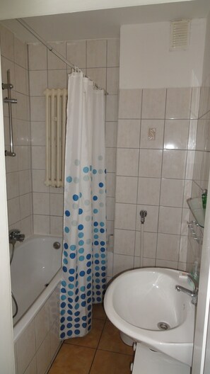 Badewanne, Seife, Toilettenpapier