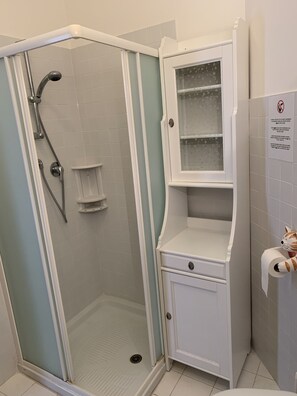 Baignoire, séchoir à cheveux, bidet, serviettes fournies