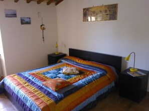 2 bedrooms, iron/ironing board, travel cot, free WiFi