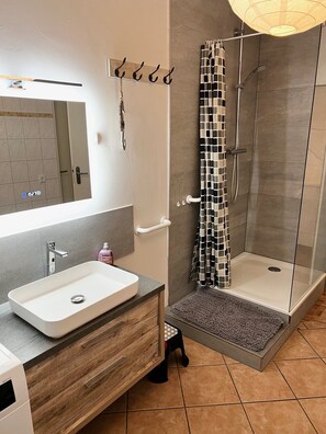 Badewanne, Haartrockner, Bidet, Handtücher
