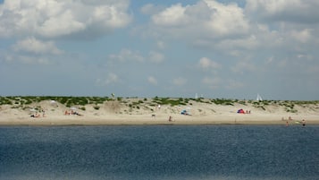 Vlak bij het strand, ligstoelen aan het strand, strandlakens