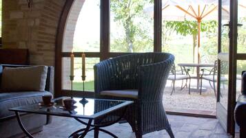 TV, DVD player, books, stereo