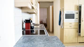 Réfrigérateur, micro-ondes, plaque de cuisson, lave-vaisselle