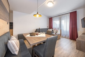 Apartamento básico (Mesen B) | Sala de estar | Una televisión de pantalla plana
