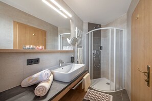 Departamento familiar (Pustertal) | Baño | Regadera, secadora de cabello, toallas 