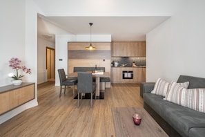 Apartamento básico (Mesen B) | Cocina básica privada | Frigorífico grande, microondas, placa de cocina y lavavajillas