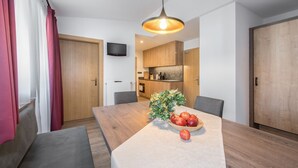 Business appartement (Gaisjoch) | Privékitchenette | Een koelkast met diepvriezer, een microgolfoven, een kookplaat