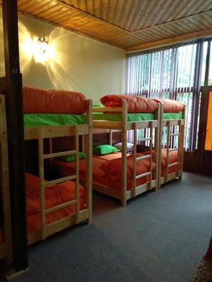 Asrama Umum Ekonomi (12 beds) | Kedap suara, setrika/meja setrika, Wi-Fi gratis, dan seprai linen