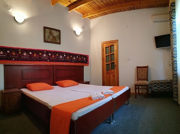 Economy-Doppel- oder -Zweibettzimmer | Schallisolierte Zimmer, Bügeleisen/Bügelbrett, kostenloses WLAN