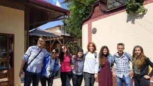 A group of people standing in an outdoor area with a building in the background. - Hostel&Guesthouse Sim Sim (Samarkand)
