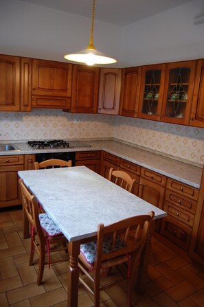 Fridge, stovetop, dishwasher, coffee/tea maker