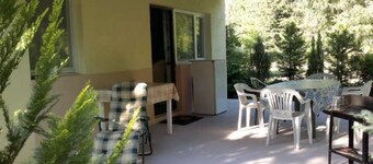 Holiday home with fenced-in waterside plot