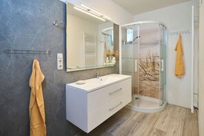 Dusche, Haartrockner, Handtücher, Seife
