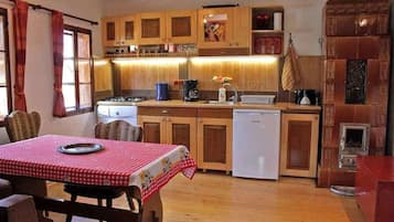 Geladeira, micro-ondas, cooktop, cafeteira/chaleira