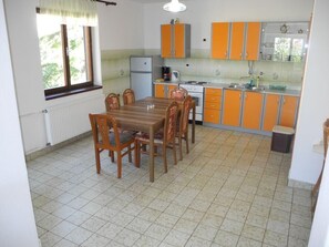 Kühlschrank, Herdplatte, Wasserkocher mit Kaffee-/Teezubehör