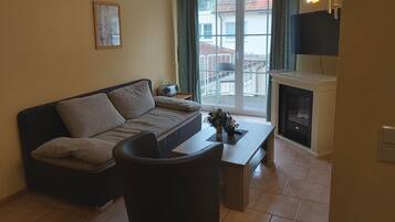 Smart TV, fireplace, table tennis