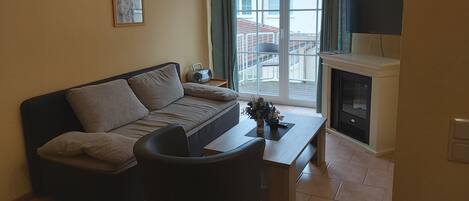 Smart-tv, een open haard en een tafeltennistafel