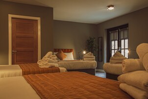 Premium Apartment | Minibar, individually decorated, individually furnished, blackout drapes