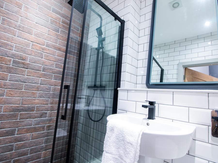 Shower, rainfall showerhead, free toiletries, hair dryer