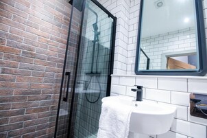 Shower, rainfall showerhead, free toiletries, hair dryer
