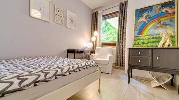 1 bedroom, iron/ironing board, free internet