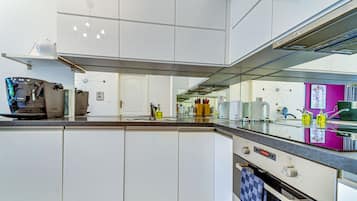 Kühlschrank, Mikrowelle, Ofen, Geschirrspüler