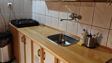 Køleskab, mikrobølgeovn, kogeplade, elkedel