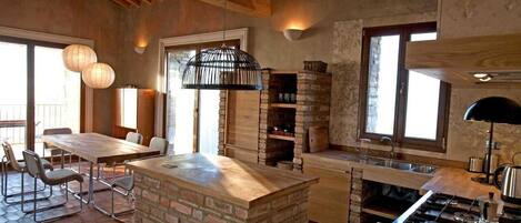 Frigorífico, horno, placa de cocina y lavavajillas