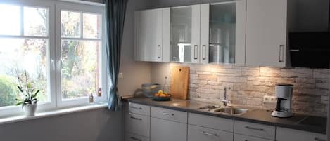 Fridge, microwave, stovetop, dishwasher