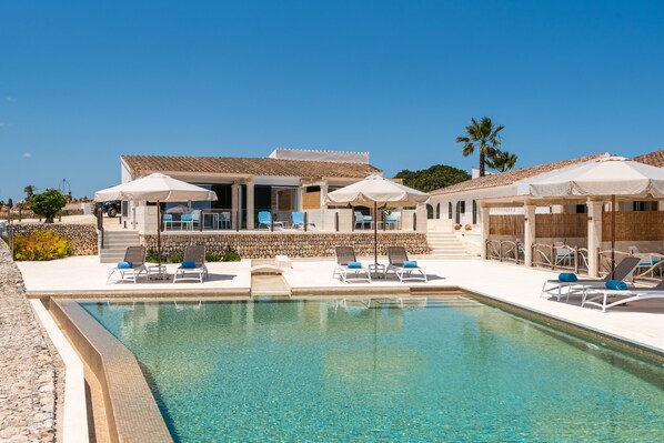 시즌별로 운영되는 야외 수영장, 수영장 파라솔, 일광욕 의자