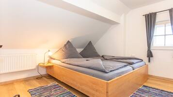 2 bedrooms, internet, bed sheets